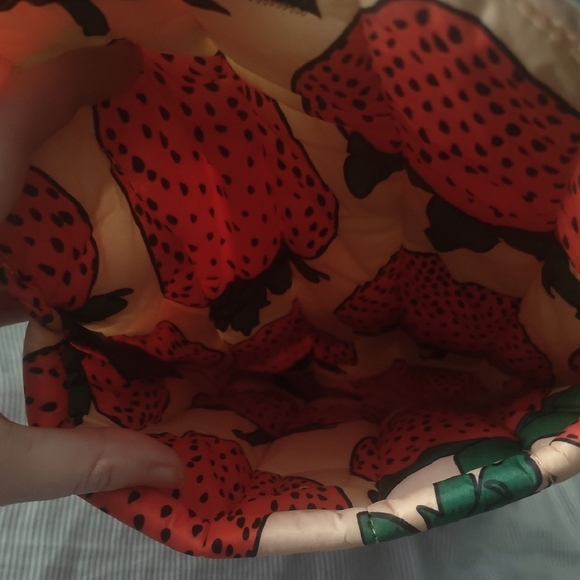 BAGGU Strawberry Print Puffy Laptop Sleeve 13/14" - Picture 3 of 3